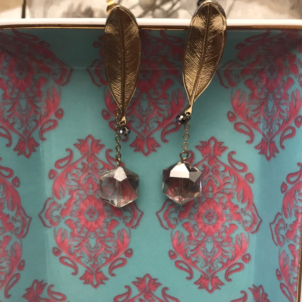 Feather earrings 🔴 items 3 for $19 add to bundle